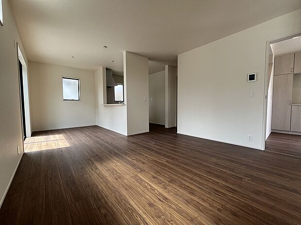 【陽当たり良好のLDK】大きな窓ガラスがあるのでどの時間帯も陽当たりも良く、明るいLDKです。収納も2ヵ所あるので、スッキリとお使いいただけます。