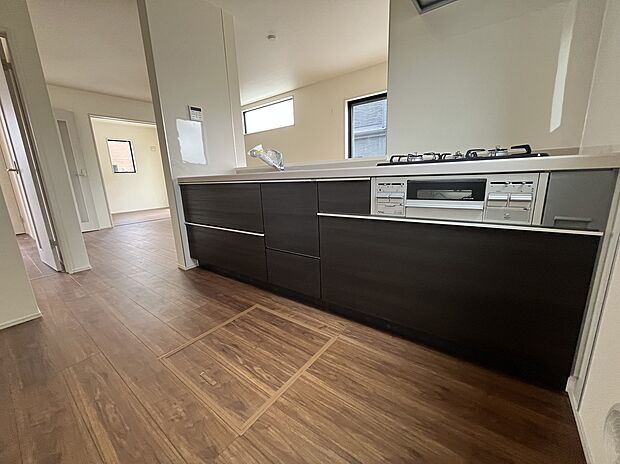 【機能性たっぷりのキッチン】作業台が広く、収納もたっぷりあるため快適にお料理ができます。また、三口のガスコンロなので同時並行での作業も可能です。