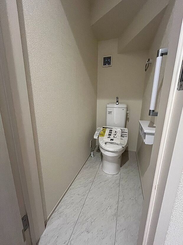 【トイレ】トイレに収納がついているので、サニタリー用品やお掃除道具などを収納することができます