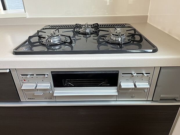 【三口のガスコンロ】同時調理可能な三口のガスコンロ。また、グリルもついているのでコンロと並行してお魚やお肉などを調理することができます。