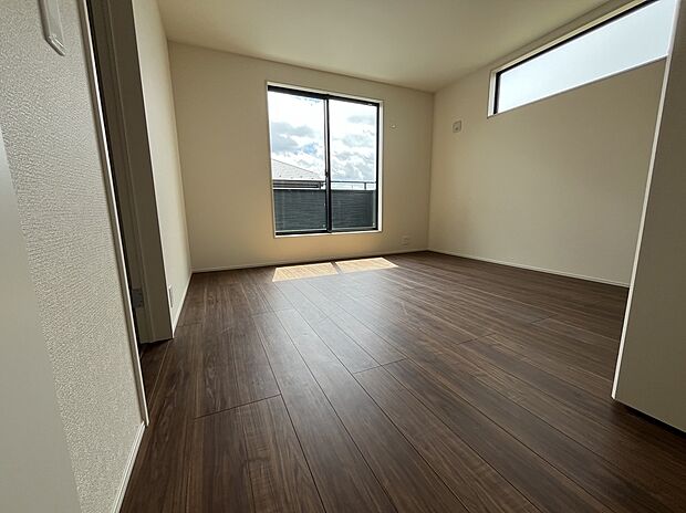 【全室2面採光】全ての居室で2面採光を採用。明るく柔らかい自然光を多く取り入れた生活が実現できます。