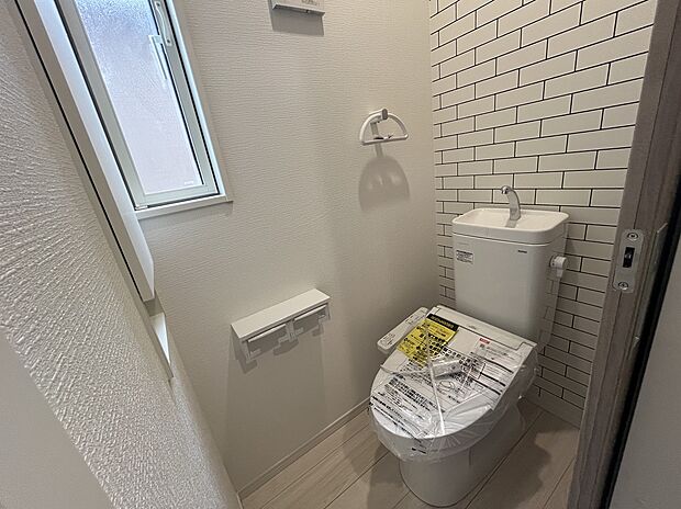 【トイレ】トイレにも収納がついているので、サニタリー用品やお掃除道具などを収納することができます