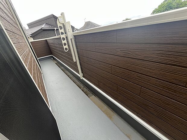 【バルコニー】2部屋から行き来できるL字型バルコニー