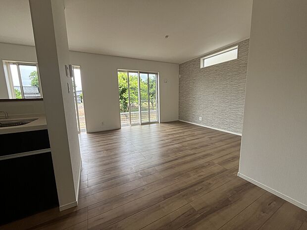 【南面のLDK】南面に大きな窓のあるLDKは陽当たり良好です