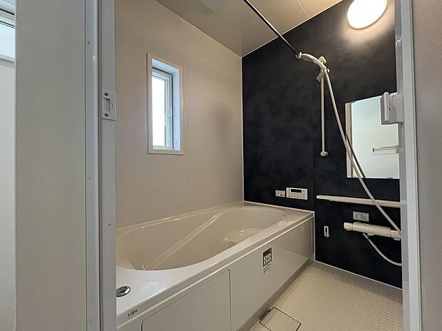 【快適なバスルーム】脱衣所と段差のないフラットなバスルームは、小さなお子さまや高齢の方がいても躓きにくい安心の設計です