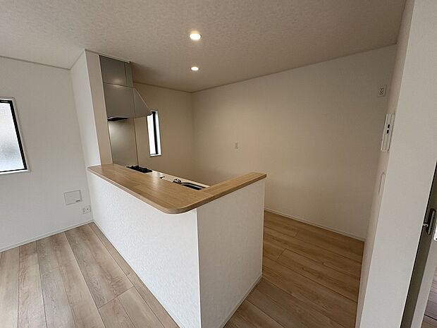 【カウンター付きのキッチン】キッチンにはカウンターがついています。作業中に物を置いておいたり、季節のお花やインテリアを置いておくこともできます。