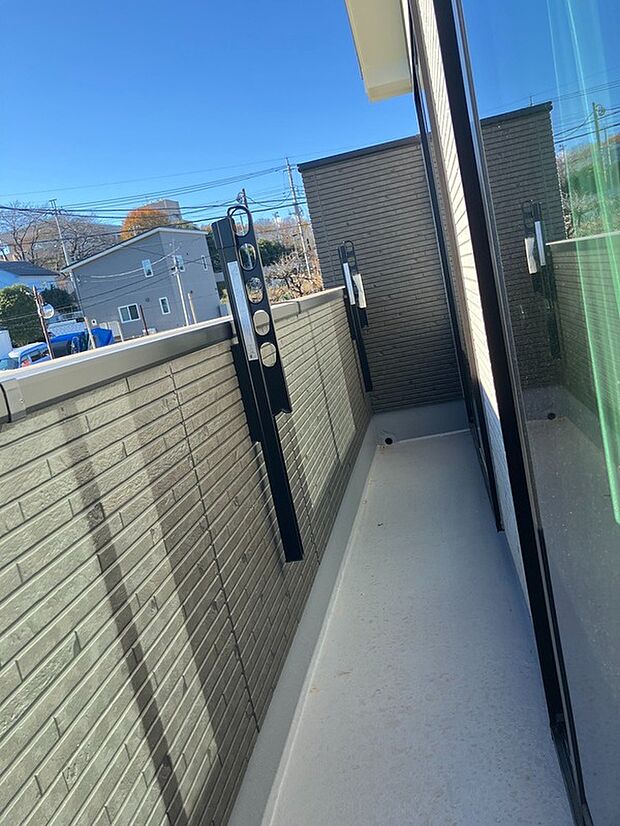 【便利な2面バルコニー】バルコニーが2面あるので、お布団を一気に干したり梅雨の時期、晴れた日にまとめてのお洗濯なども可能です。
