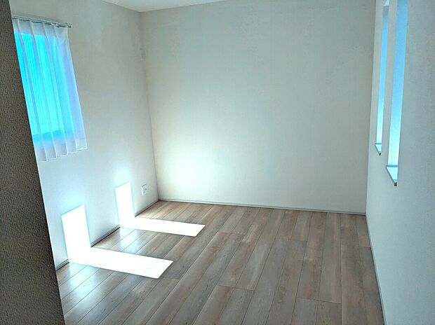 【全居室】全ての居室の窓にペアガラスを採用しています。外気温の影響を受けづらいので、一年を通して快適にお過ごしいただくことができます。