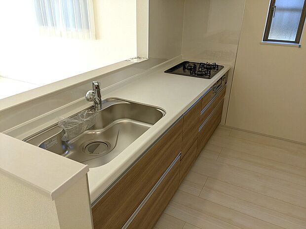 【床下収納】普段は使わない調味料や災害に備えた備蓄品などを収納できる床下収納。簡単には開かないので、小さなお子さまがいても安心です。また、普段は床下にあるので突然の来客があっても人目につかず、スッキリお使いいただけます。