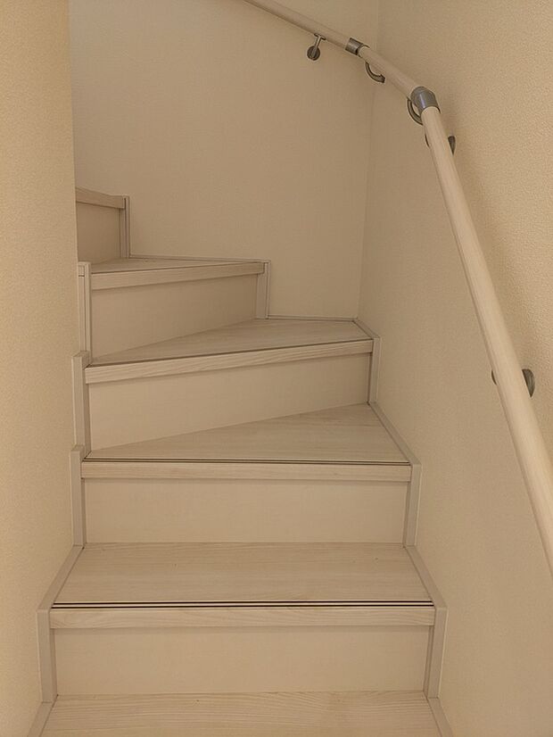 【階段・トイレに手すりあり】階段とトイレに手すりがついているので、高齢の方やお身体ｂの具合がよくない方、お子さまなど皆さまが安心して使える設計になっています。