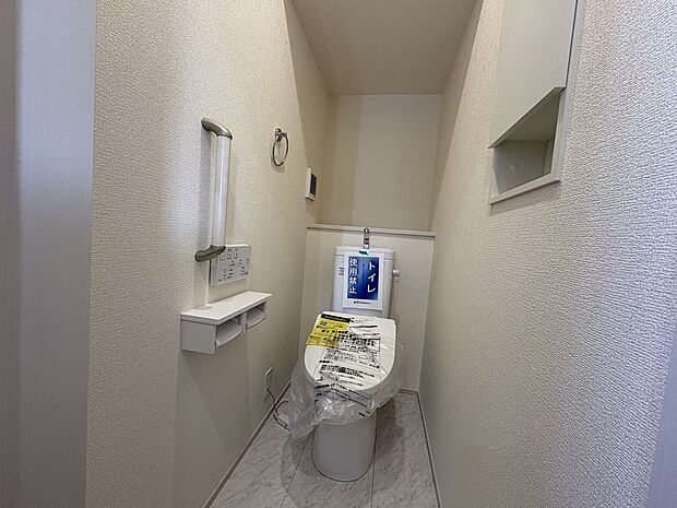 【機能性たっぷりのトイレ】扉付きの収納があるので、お掃除道具やサニタリー用品などを見えないようにスッキリ収納することができます。ペーパーホルダーの上には小さなインテリアなどを飾ることもできます。