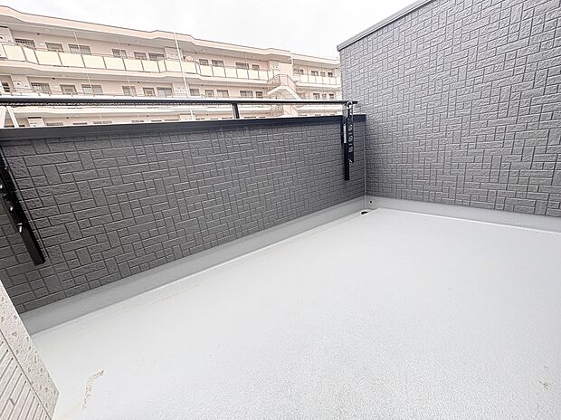 【広々バルコニー】バルコニーには、高さ調節可能な物干し竿受けがあります。背の低い方や腕が上がらない方にも優しい設計です。