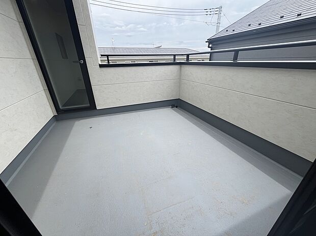【広々バルコニー】しっかりと広さがあるので、ベランピングやプランター栽培も楽しめる他、お洗濯物もしっかり干すことができます。