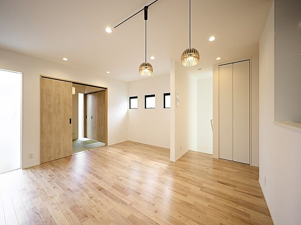 レガーレ大橋II2号地~家族が集う2階リビングは風通しが良く、陽当たりも良い憩いの空間。LDK18.5帖の広々とした空間でご家族のお時間を有意義にお過ごしいただけます。