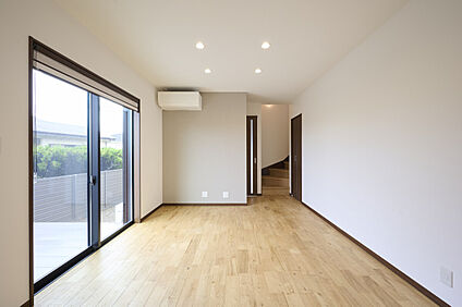 ３号地床材「TGチェスナット（複合フロア）」