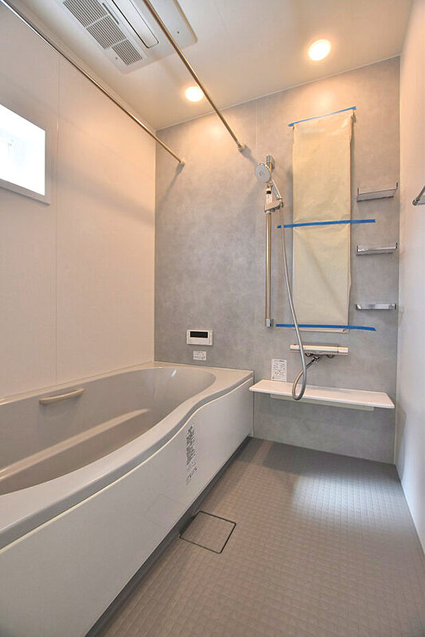 【2号地　浴室】お湯が冷めにくい、浴槽保温材と保温組フタの「ダブル保温」構造。くるりんポイ排水口など毎日のお手入れもラクラク。ガス温水浴室暖房乾燥機付です。