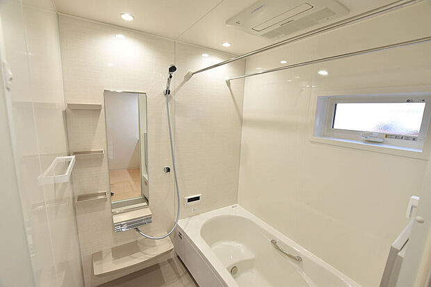 【浴室　】お手入れカンタンな「ホーロークリーン浴室パネル」を採用。また保温性に優れた温かい浴室で、快適なバスタイムを実現します。