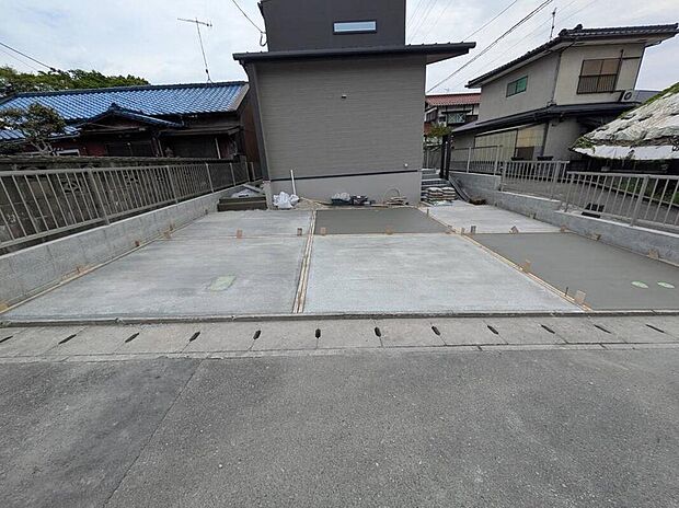 駐車スペースはゆとりある3台分を確保。マイカー用に、お客さま用に、余裕を持ってご利用いただけます。