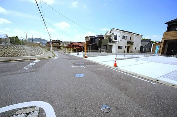 全2区画の新築戸建が新登場です。道幅が広く、車通勤の方や買い物などでの車の出し入れも楽々できて嬉しいですね。
