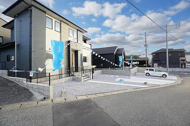 前面道路は公道西側4.57ｍ、南側7.93ｍ。
西側の道路は車通りが少なく小さなお子様がいるご家庭でも安心して過ごせます＾＾