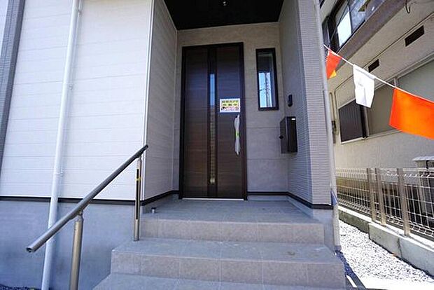 1号棟。ブラウントーンの玄関扉＾＾外壁とマッチングしていてかっこいいですね＾＾家の顔となる玄関扉がかっこいいと、たくさんの人を招き入れたくなりますね＾＾