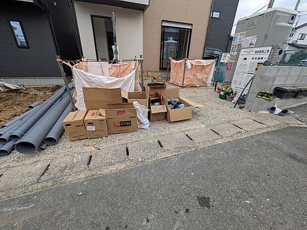 駐車スペースはゆとりある2台分(軽自動車含む)を確保。マイカー用に、お客さま用に、余裕を持ってご利用いただけます^^