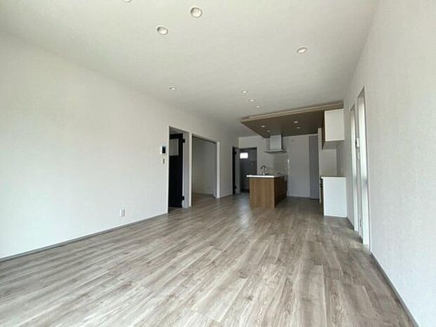 1号棟。将来にわたって住みやすくプランニングを重ねて設計された間取で日々の生活をしやすい動線を考えた居住空間を創り上げております^^