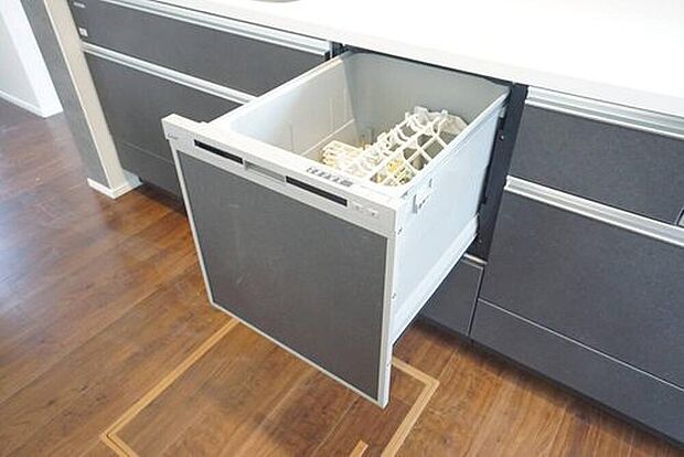 【食器洗浄乾燥機】家事の時間が短縮できる食器洗浄乾燥機付。後片付けもラクラクです。
食器を洗う手間が減るので家族とのコミュニケーションの時間や自分の時間が増えますね。
