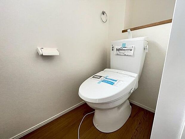 【トイレ】1階2階の2ヶ所にトイレがありますので、忙しい朝にも家族に気を使わず、ゆとりが生まれますね^^ウォシュレット、暖房便座、節電・節水機能など、使い勝手のよい高機能トイレです。