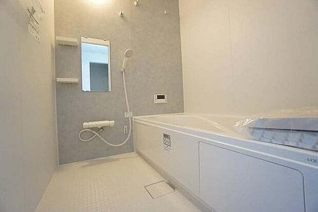【浴室】2号棟。1日の疲れを癒すくつろぎのバスルーム。足を伸ばしてもゆったりと入れるサイズです。お子様と一緒にお風呂に入っても狭くないですね^^