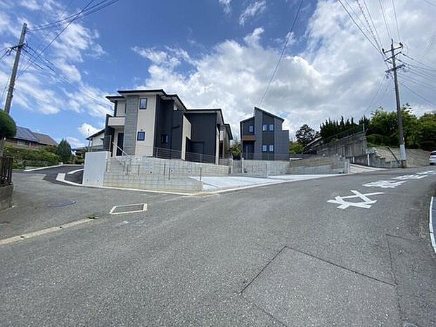 【 前面道路含む現地写真】前面道路は交通量が少なく、小さなお子様がいるご家庭も安心です＾＾
カースペースは停めやすい並列駐車２台付き。