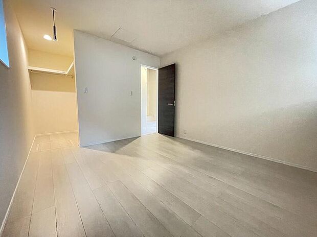 【リビング以外の居室】住む人のこだわりを活かす洋室^^日当たりがよく、寝室としての利用もおすすめ。広めのクローゼットもあり荷物もすっきり片付けれ、ゆとりのある暮らしが出来ます^^