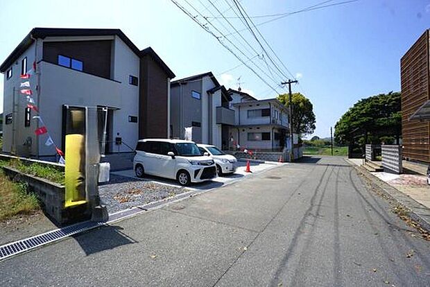 【 前面道路】前面道路は公道南側5.9m。車の通行が少なく小さなお子様がいるご家庭でも安心して過ごせます^^