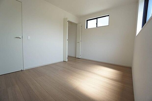 【洋室】2号棟。住む人のこだわりを活かす洋室^^日当たりがよく、寝室としての利用もおすすめ。広めのクローゼットもあり荷物もすっきり片付けれ、ゆとりのある暮らしが出来ます^^