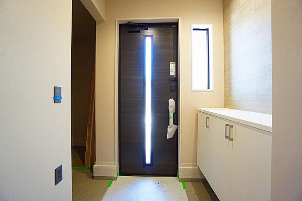 【玄関】1号棟。たっぷり収納できるシューズボックスです。家族全員の靴がきれいに整頓できます。棚の上にお花や写真を飾っても良いですね。