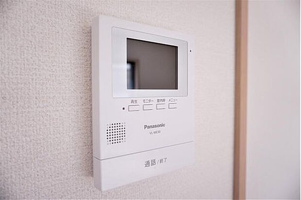 【テレビモニター付きインターフォン】同形状・同仕様写真。防犯性、セキュリティ対策に安心できるテレビモニター付きインターフォンです。セールスマン対策にもなり安心できます。