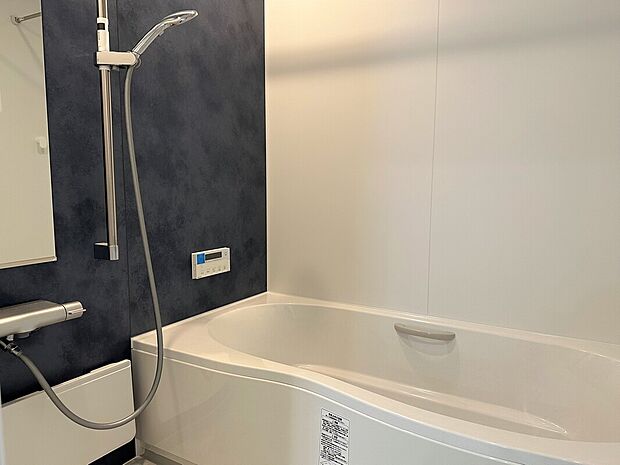 【浴室】毎日のお手入れがしやすい工夫と、心地よい使用感、エコロジー性能を持ったシンプルデザインのシステムバス。