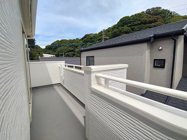 【2号棟:バルコニー】南東面に洗濯で活躍する物干し金具付きのワイドバルコニー
