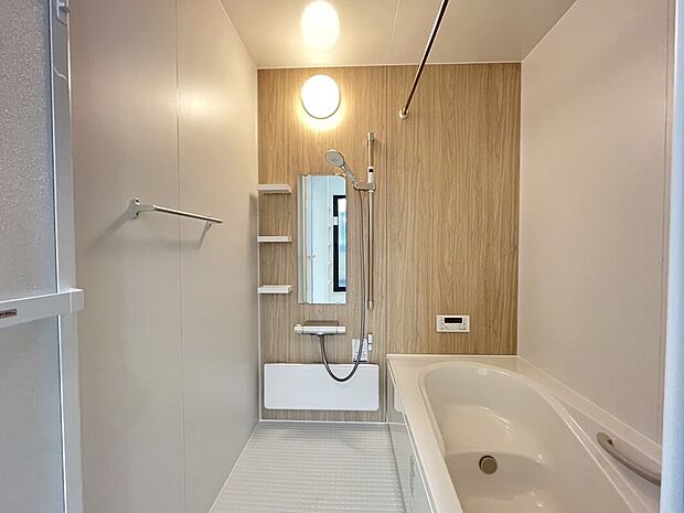 ワンポイントの木目調が落ち着きのある空間を演出する浴室です☆窓もありますので換気もできますね！