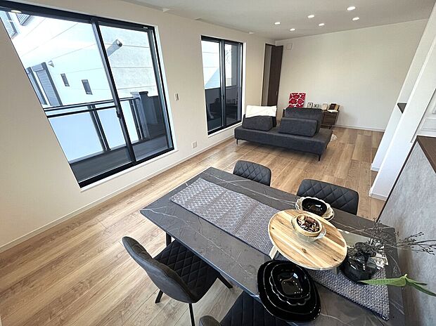 約19.5帖のLDKは全面床暖房採用 ☆ 大きな窓を3箇所採用した南向きの明るいリビング