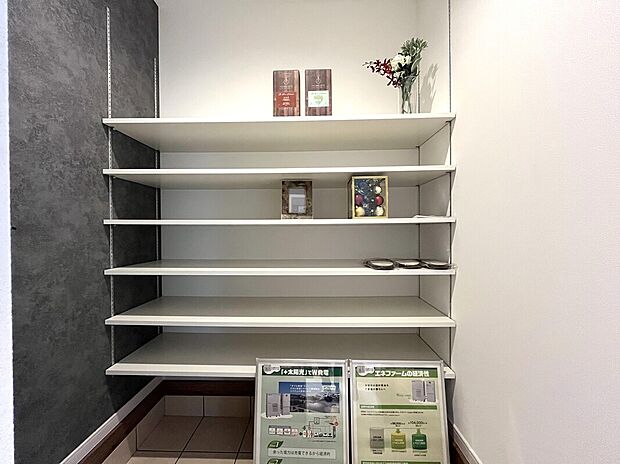 玄関横の約2帖あるシューズインクローゼット ☆ ベビーカーやアウトドアグッズを簡単収納できてスッキリ♪