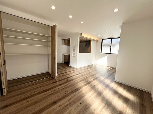 【リビング】
家族の会話が弾む、約18帖の広々LDK。南向き&2階リビングで陽当り良好!