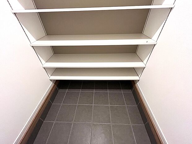 【シューズクローゼット】
可動式で、靴だけでなくベビーカーやアウトドア用品などもすっきり収納可能。いつも綺麗を保てる理想の玄関です。