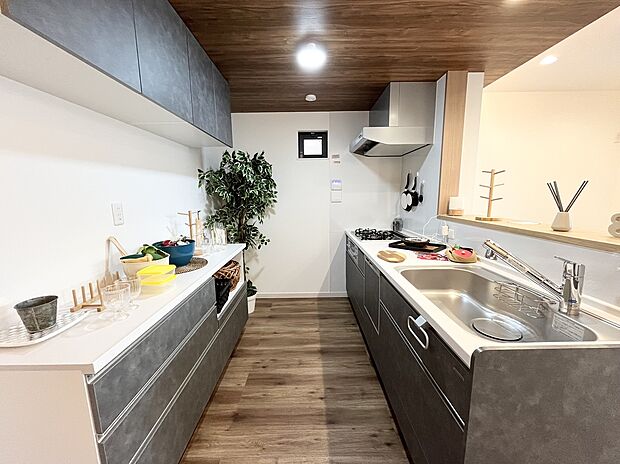 【キッチン】
リビングで遊ぶお子様を見守りながら料理ができる、会話の弾む対面キッチン。同メーカーのカップボードを採用し、デザインに統一感のある豊富な収納で、毎日の家事もスムーズに。