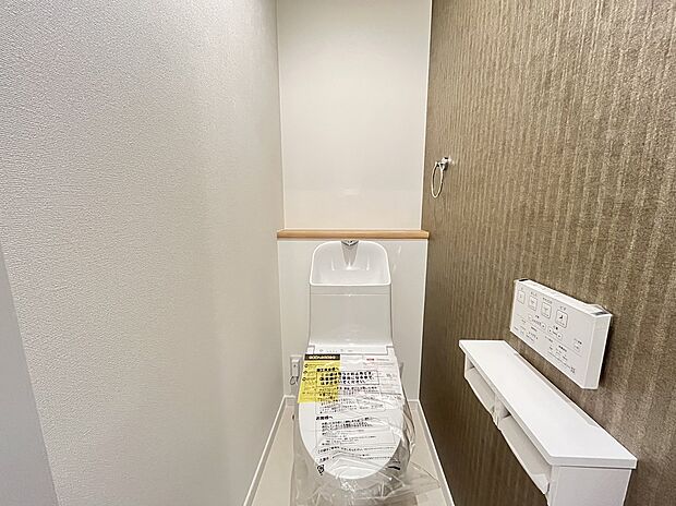 【トイレ】1階＆2階に設置。TOTOならではの技術で汚れにくい加工、掃除がしやすい形状で、少ない水で流せる技術やウォシュレット機能の充実など、欲しい機能が十分にそろったモデルです。