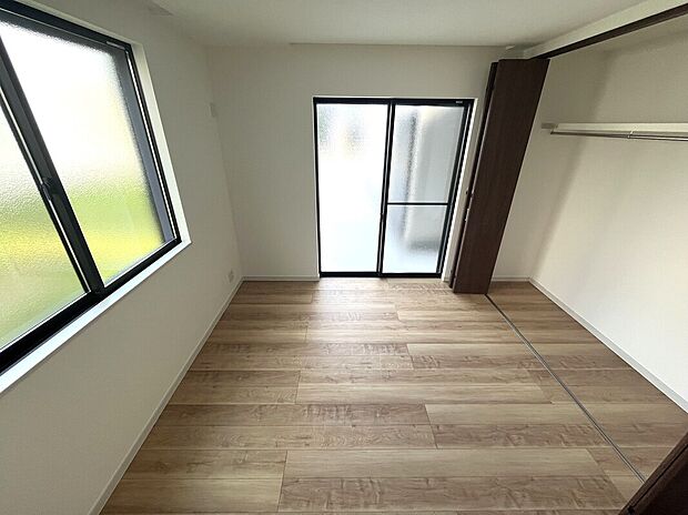 【洋室】2面採光の明るい洋室 ☆ 壁一面をクローゼットに設計したので収納力が抜群です