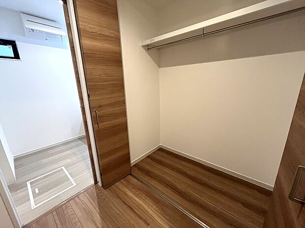 【廊下収納】【洗面室】
洗面室の隣には大型クローゼットを採用　☆　タオルや肌着置き場に困りません。