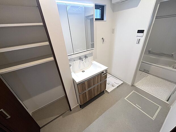 【洗面室】【洗面室】
タカラスタンダードの三面鏡洗面台。豊富な収納力と、幅の広いフラットなカウンターボウルが魅力。
洗面室のスペースは1.5坪あり、クローゼットも採用しております。