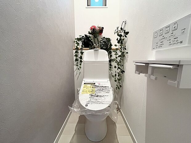 【トイレ】【トイレ】
１階と２階にトイレを設計。どちらも同グレード商品で、スッキリとしたデザインで統一されています。