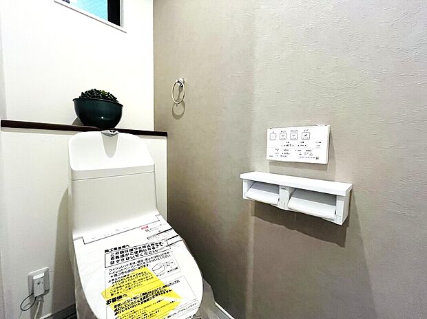 【トイレ】【トイレ】
１階と２階にトイレを設計。どちらも同グレード商品で、スッキリとしたデザインで統一されています。